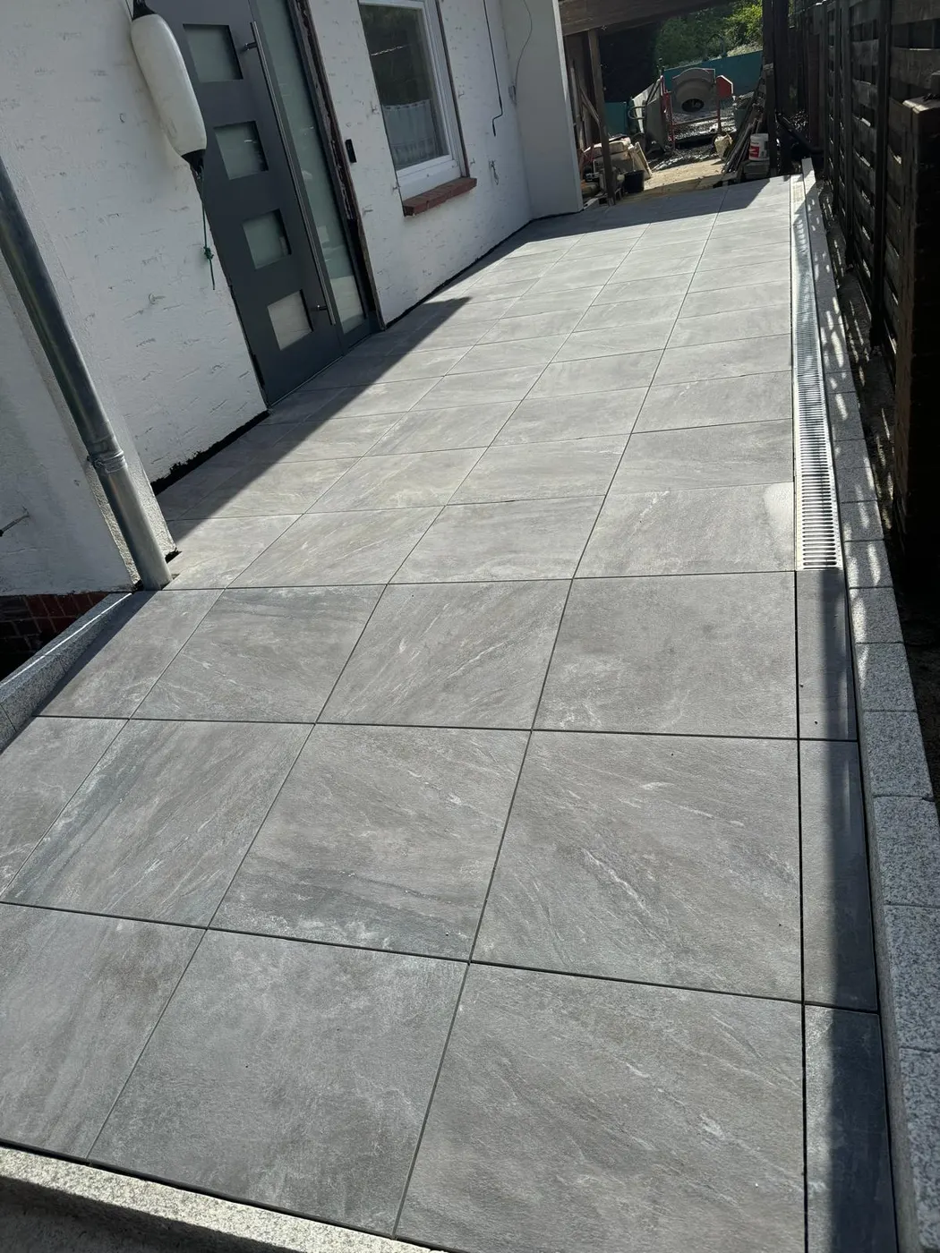 Referenzprojekt 02 • Terrasse & Entwässerung – Zustand nach Abschluss der Arbeiten, Ansicht 1