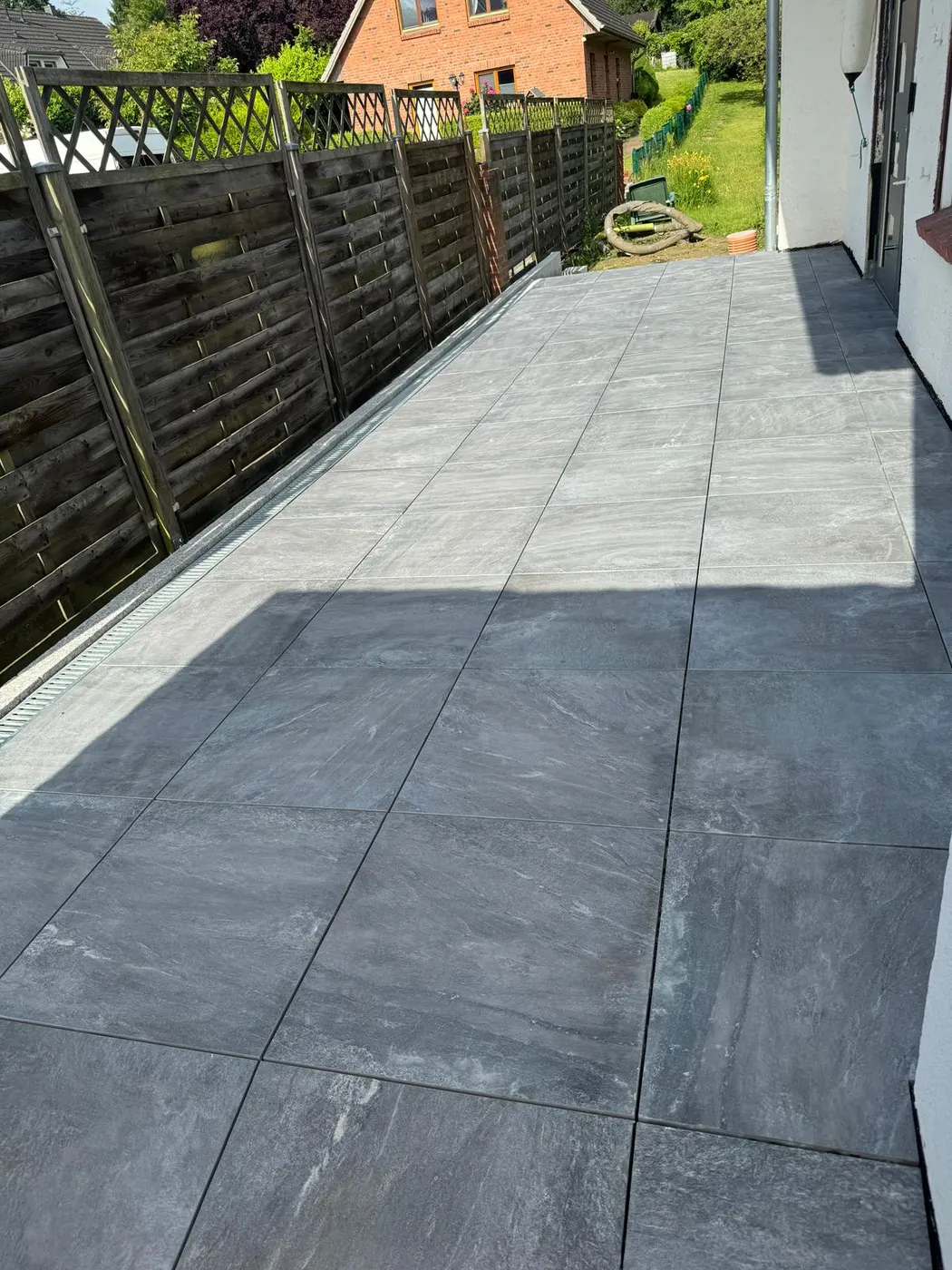 Referenzprojekt 02 • Terrasse & Entwässerung – Zustand nach Abschluss der Arbeiten, Ansicht 2