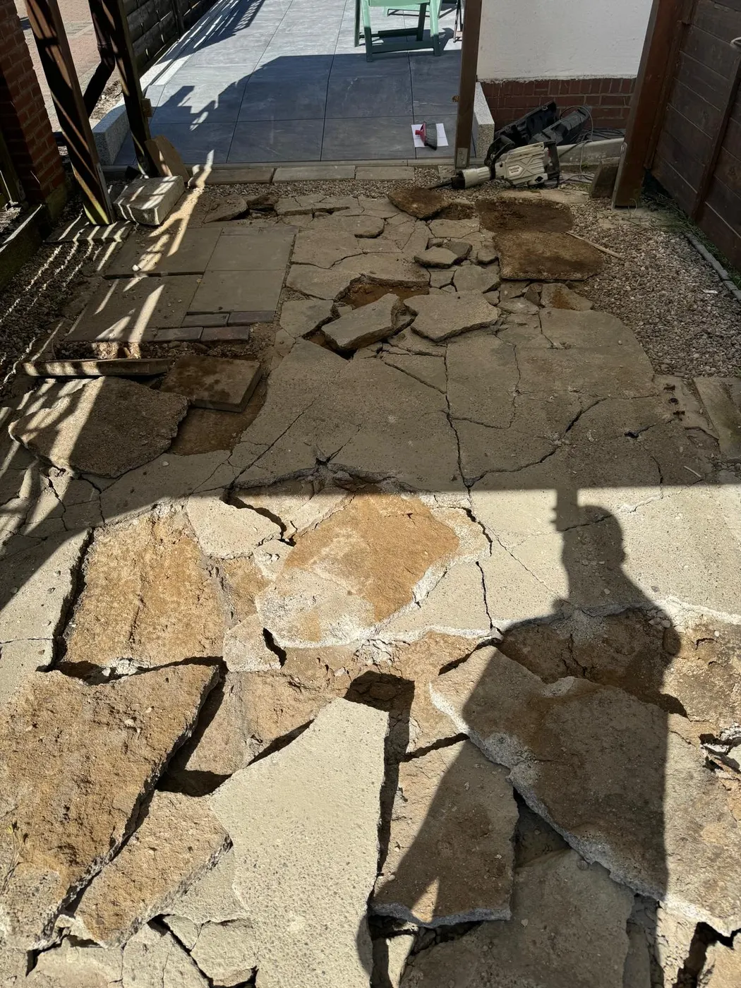 Referenzprojekt 02 • Terrasse & Entwässerung – Zustand vor Beginn der Arbeiten, Ansicht 1