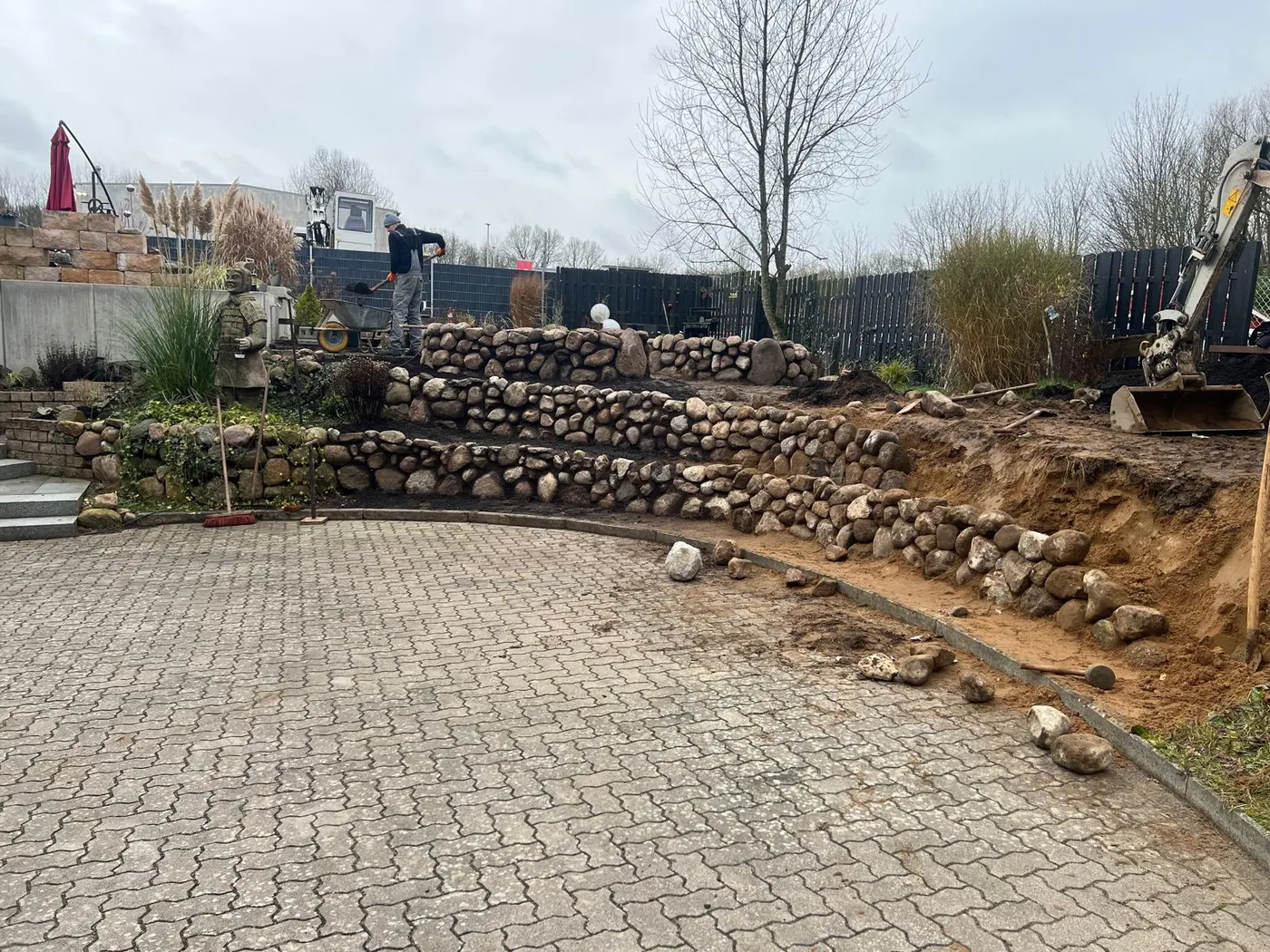Referenzprojekt 03 • Gartenbau, Rollrasen & Naturstein – Zustand nach Abschluss der Arbeiten, Ansicht 4