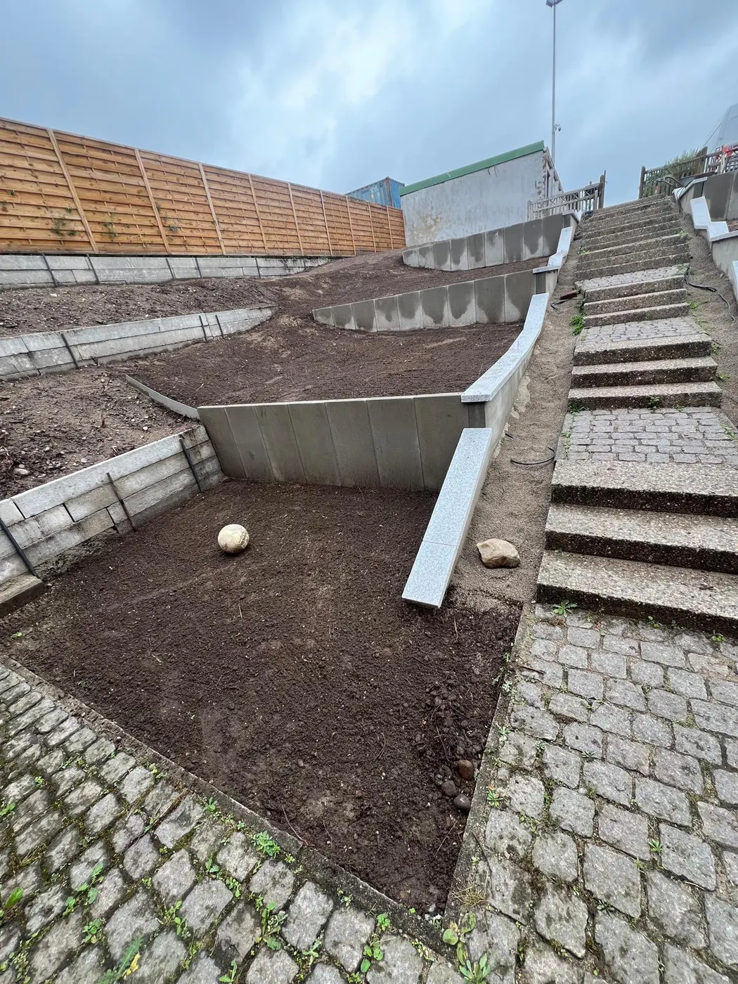 Referenzprojekt 03 • Gartenbau, Rollrasen & Naturstein – Zustand vor Beginn der Arbeiten, Ansicht 2
